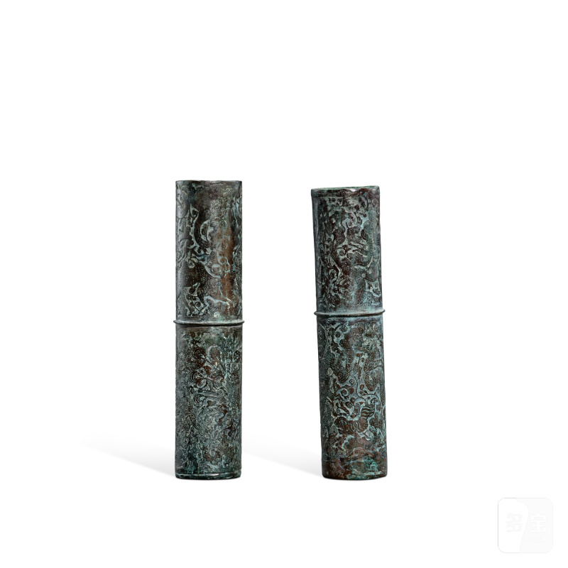 A pair of archaic bronze 'mythical beasts' fittings, Western Han dynasty | 西漢 青銅神獸紋端飾 - 图2